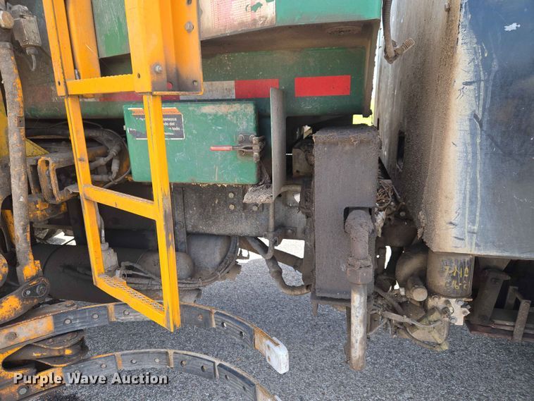 image for item EW0277 2018 Peterbilt 320 refuse truck