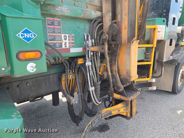 image for item EW0277 2018 Peterbilt 320 refuse truck
