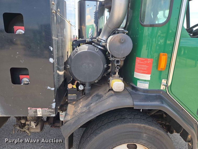 image for item EW0277 2018 Peterbilt 320 refuse truck