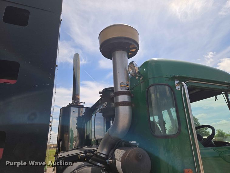 image for item EW0277 2018 Peterbilt 320 refuse truck