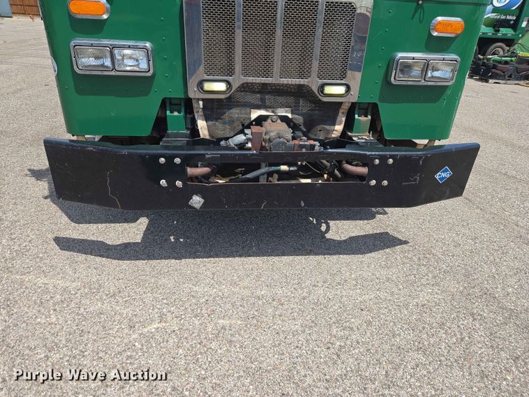 image for item EW0277 2018 Peterbilt 320 refuse truck
