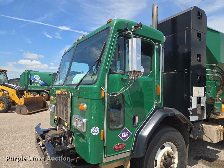 image for item EW0277 2018 Peterbilt 320 refuse truck