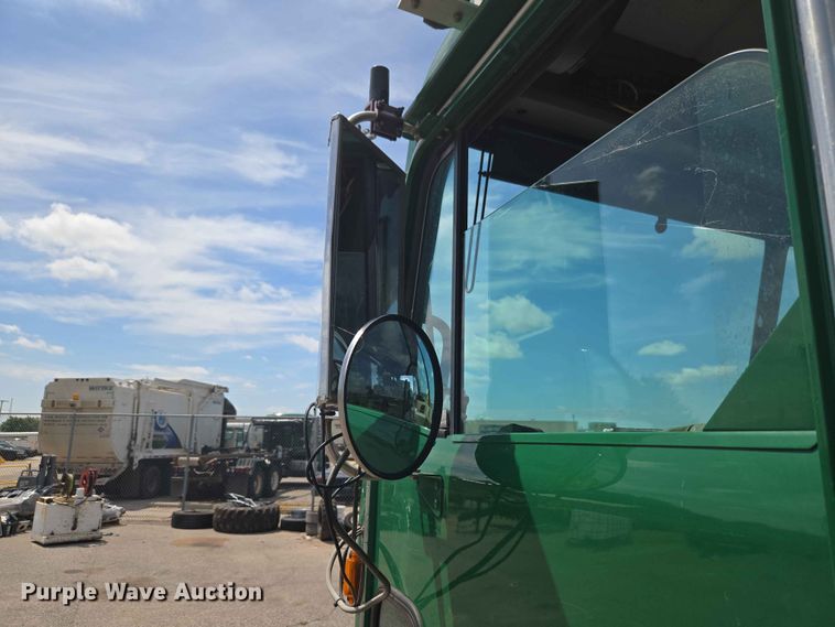 image for item EW0277 2018 Peterbilt 320 refuse truck