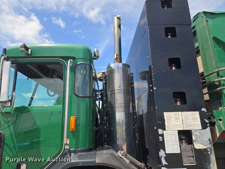 image for item EW0277 2018 Peterbilt 320 refuse truck