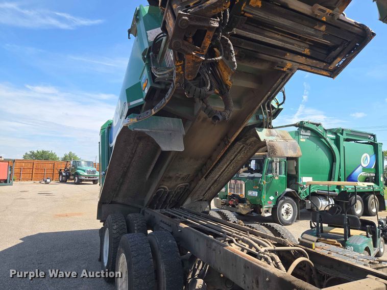 image for item EW0277 2018 Peterbilt 320 refuse truck