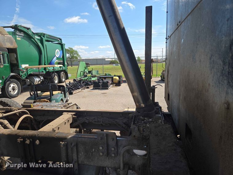 image for item EW0277 2018 Peterbilt 320 refuse truck