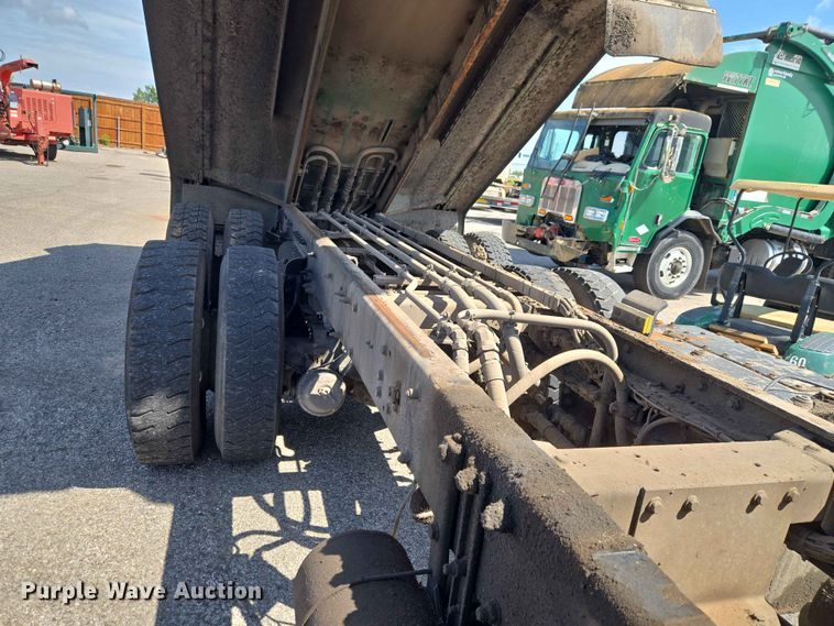image for item EW0277 2018 Peterbilt 320 refuse truck