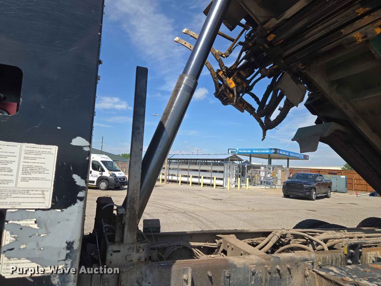 image for item EW0277 2018 Peterbilt 320 refuse truck