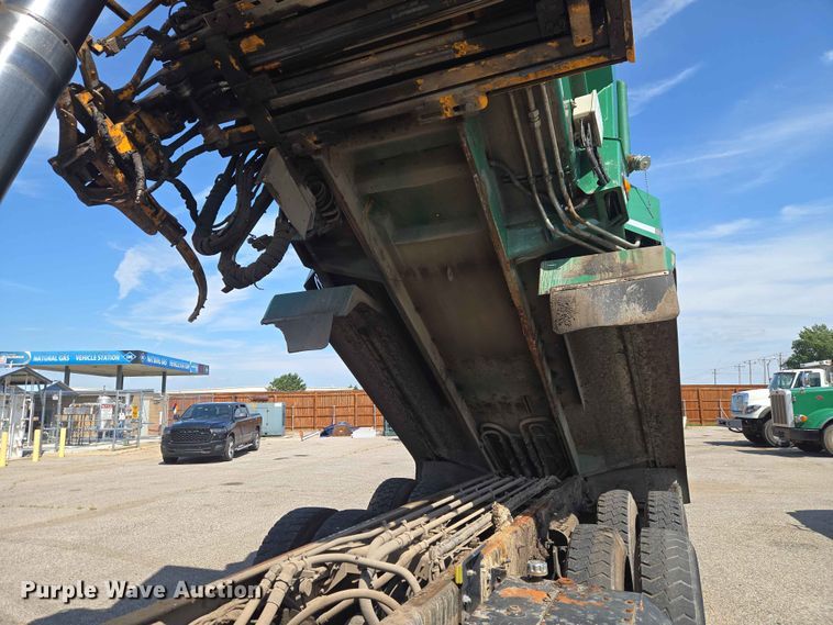 image for item EW0277 2018 Peterbilt 320 refuse truck
