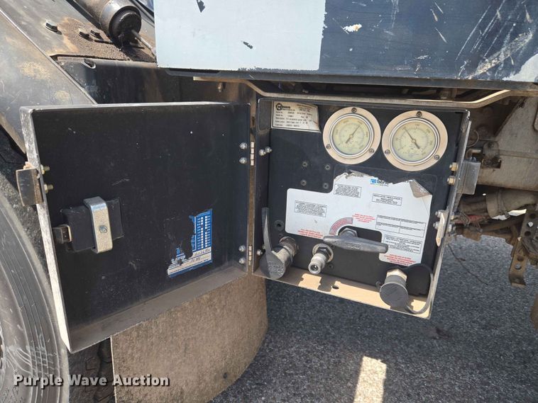 image for item EW0277 2018 Peterbilt 320 refuse truck
