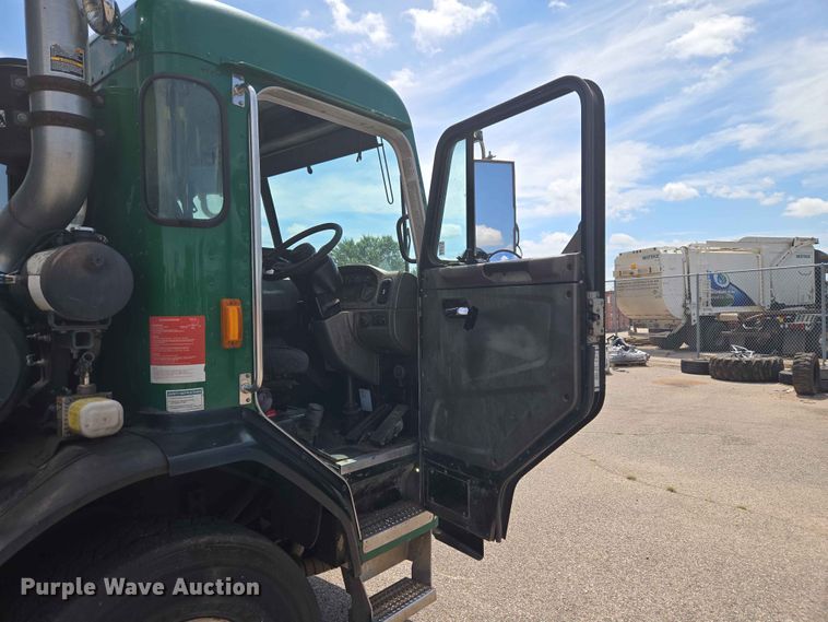 image for item EW0277 2018 Peterbilt 320 refuse truck