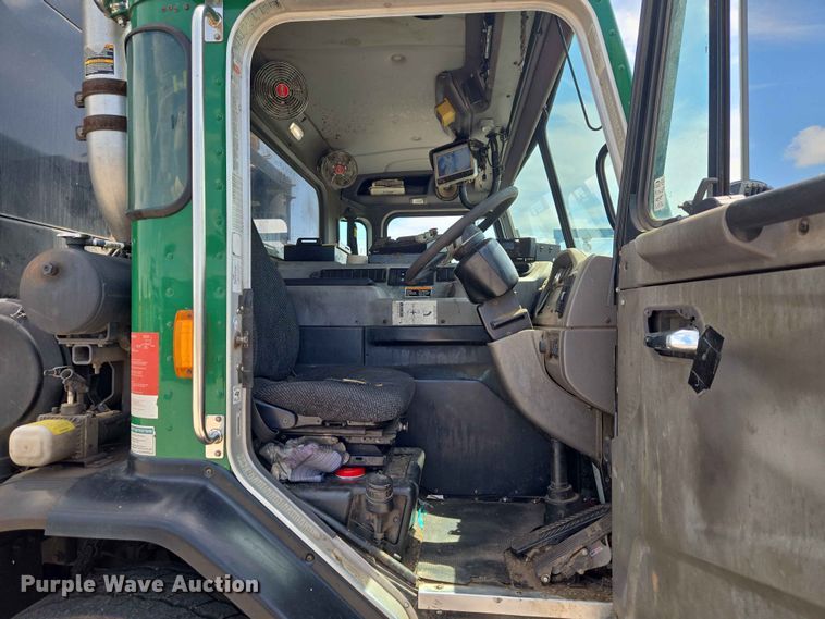 image for item EW0277 2018 Peterbilt 320 refuse truck