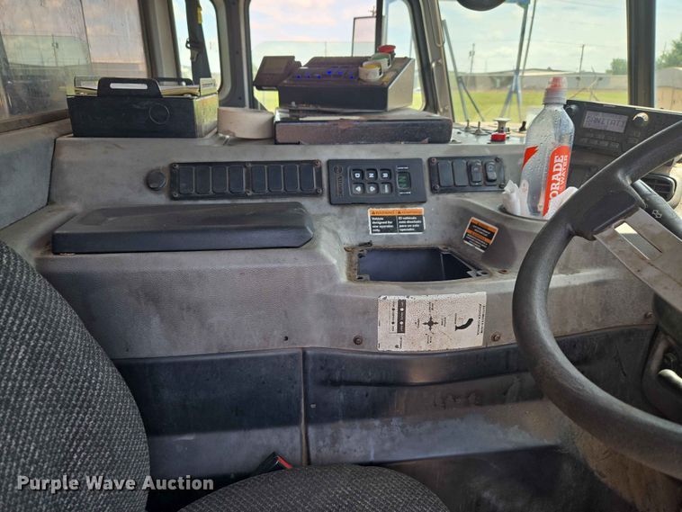 image for item EW0277 2018 Peterbilt 320 refuse truck