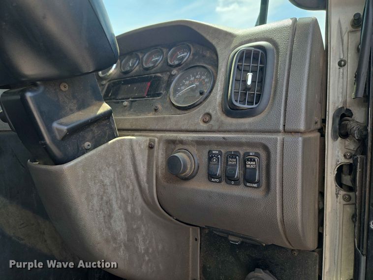 image for item EW0277 2018 Peterbilt 320 refuse truck