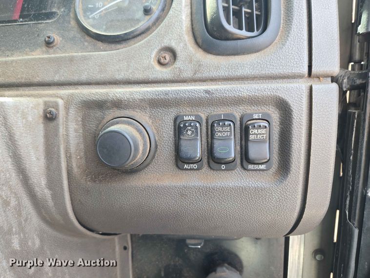 image for item EW0277 2018 Peterbilt 320 refuse truck