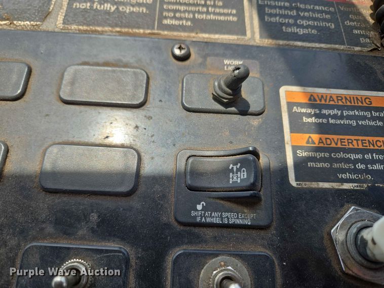 image for item EW0277 2018 Peterbilt 320 refuse truck