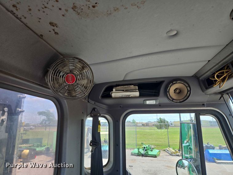 image for item EW0277 2018 Peterbilt 320 refuse truck