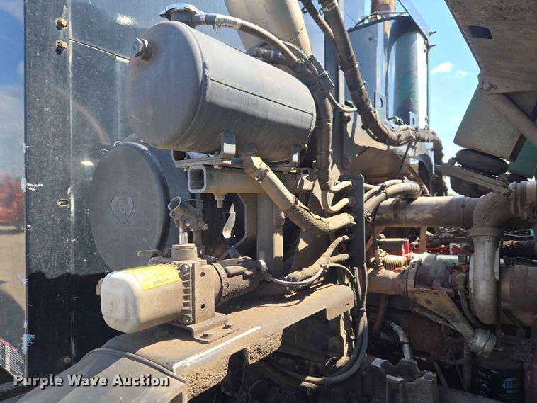 image for item EW0277 2018 Peterbilt 320 refuse truck