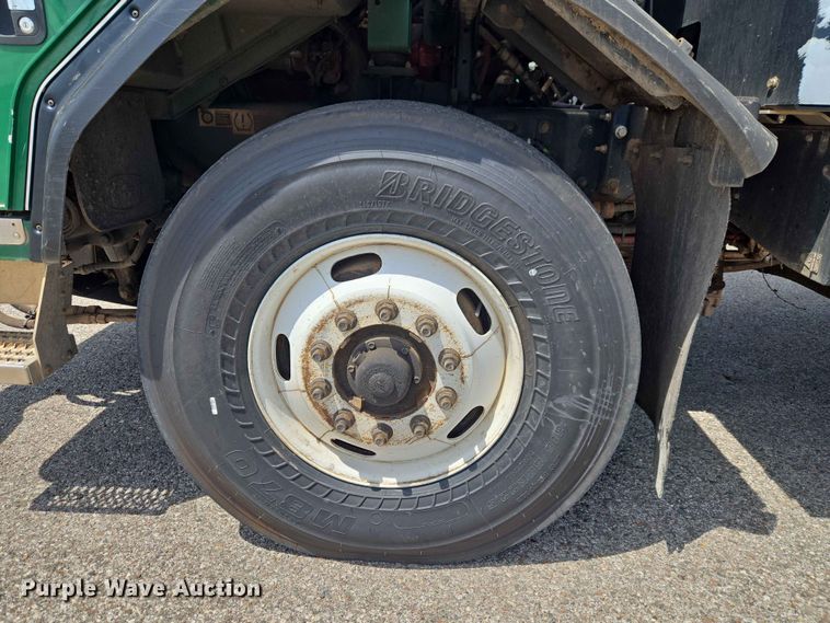 image for item EW0277 2018 Peterbilt 320 refuse truck