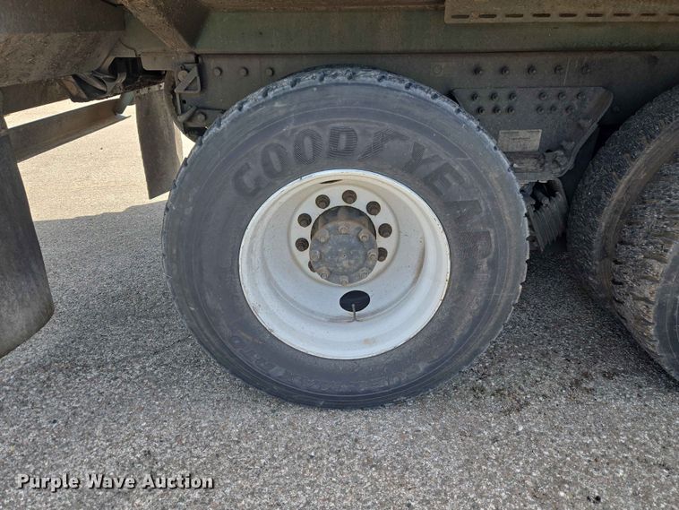 image for item EW0277 2018 Peterbilt 320 refuse truck