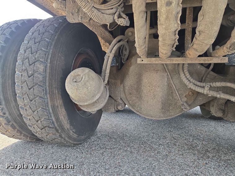 image for item EW0277 2018 Peterbilt 320 refuse truck