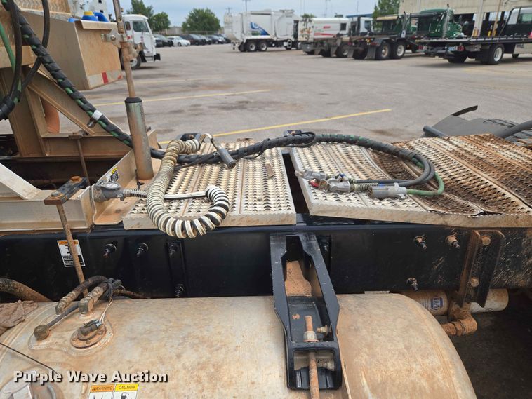 image for item EW0278 2018 Peterbilt 367 semi truck