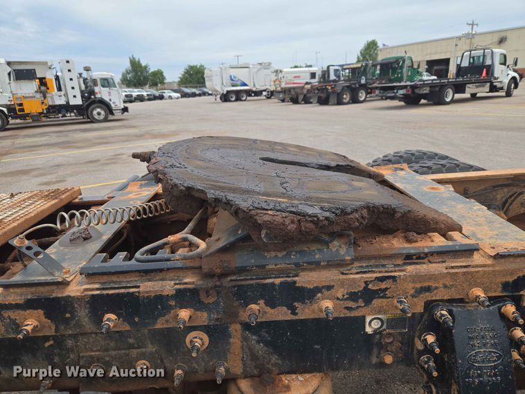 image for item EW0278 2018 Peterbilt 367 semi truck