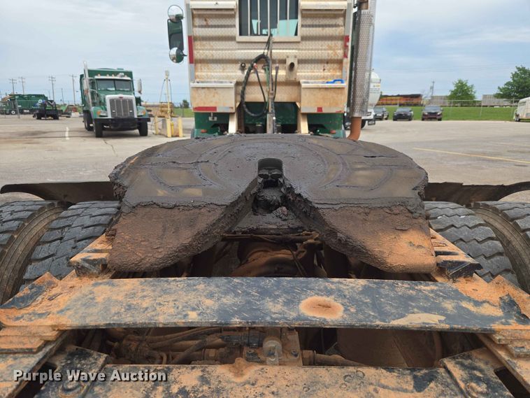 image for item EW0278 2018 Peterbilt 367 semi truck