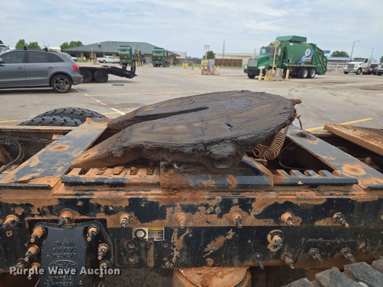 image for item EW0278 2018 Peterbilt 367 semi truck