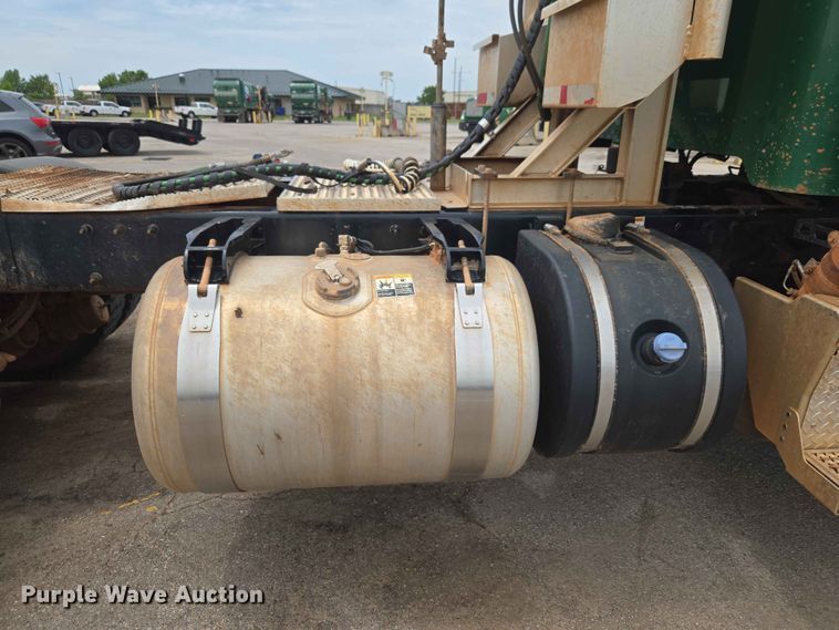 image for item EW0278 2018 Peterbilt 367 semi truck