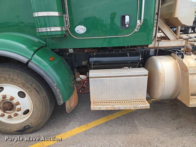 image for item EW0278 2018 Peterbilt 367 semi truck