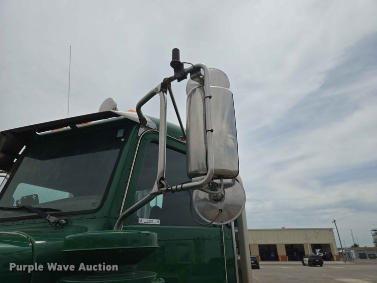 image for item EW0278 2018 Peterbilt 367 semi truck