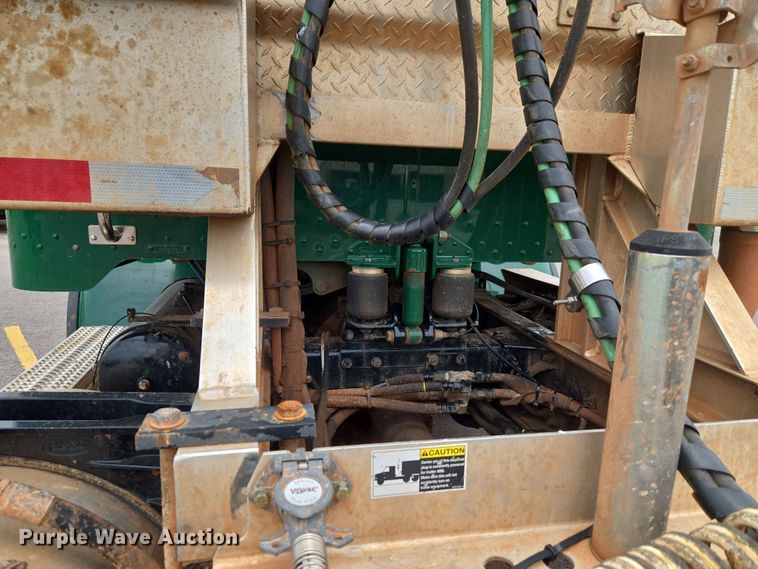 image for item EW0278 2018 Peterbilt 367 semi truck