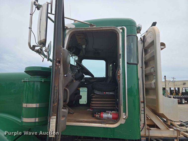 image for item EW0278 2018 Peterbilt 367 semi truck