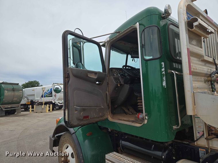 image for item EW0278 2018 Peterbilt 367 semi truck