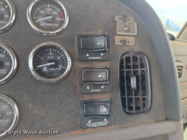 image for item EW0278 2018 Peterbilt 367 semi truck