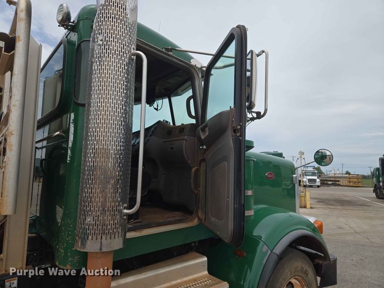 image for item EW0278 2018 Peterbilt 367 semi truck