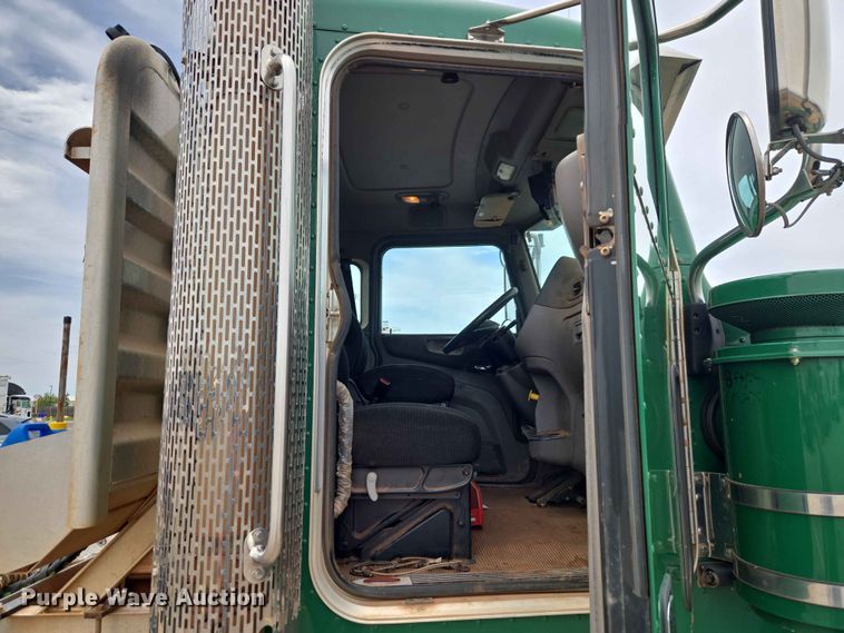 image for item EW0278 2018 Peterbilt 367 semi truck