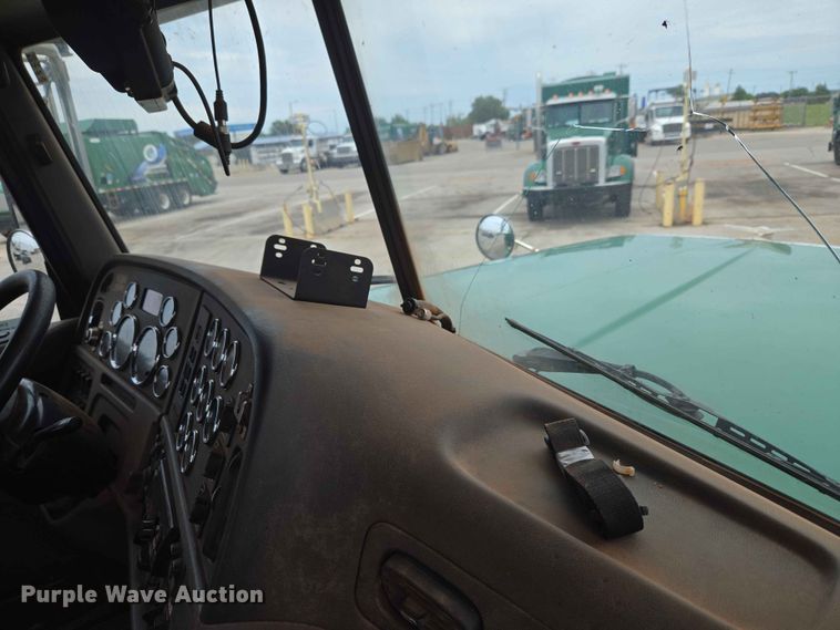 image for item EW0278 2018 Peterbilt 367 semi truck