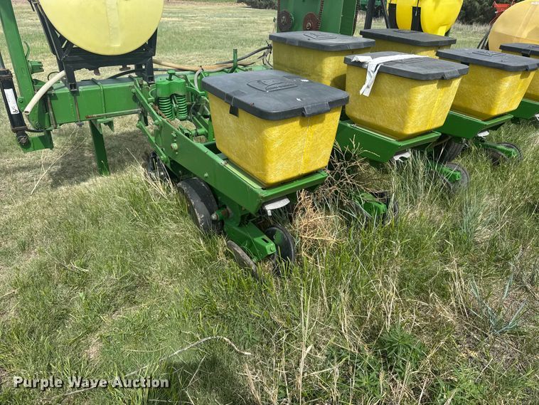 image for item EW4728 John Deere P7100 planter
