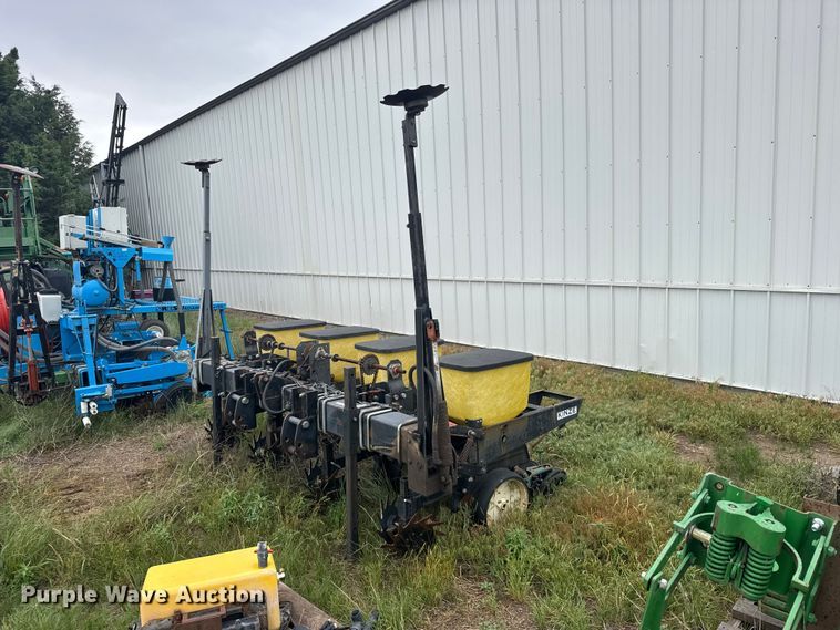 image for item EW4729 Kinze planter