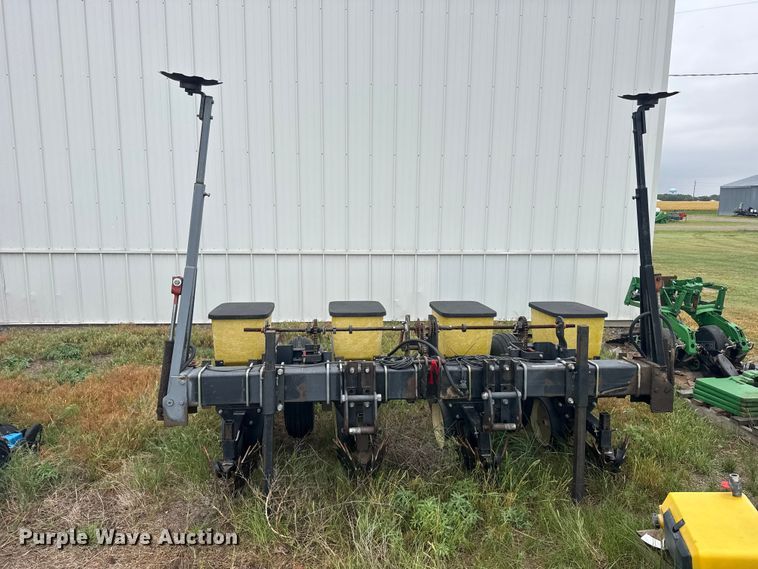 image for item EW4729 Kinze planter