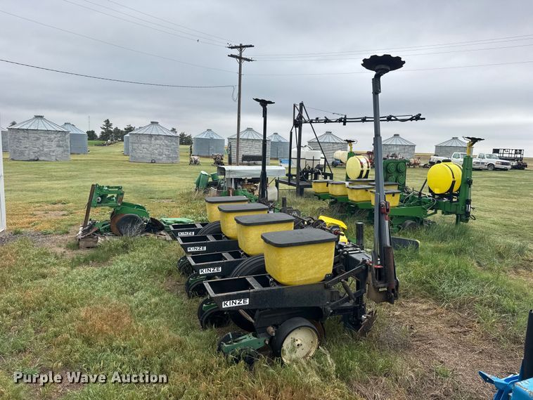 image for item EW4729 Kinze planter