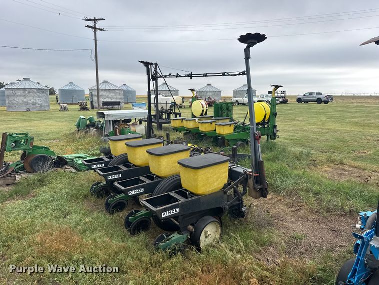 image for item EW4729 Kinze planter