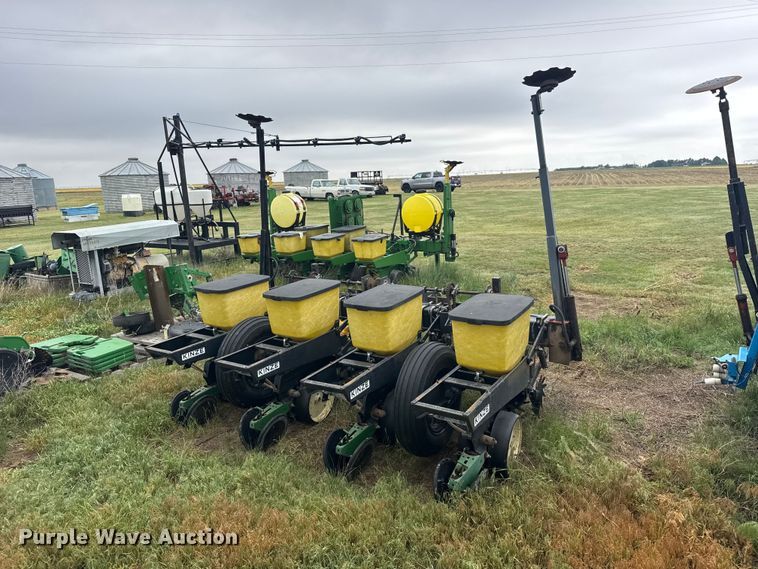 image for item EW4729 Kinze planter