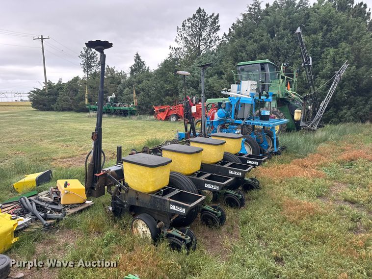 image for item EW4729 Kinze planter