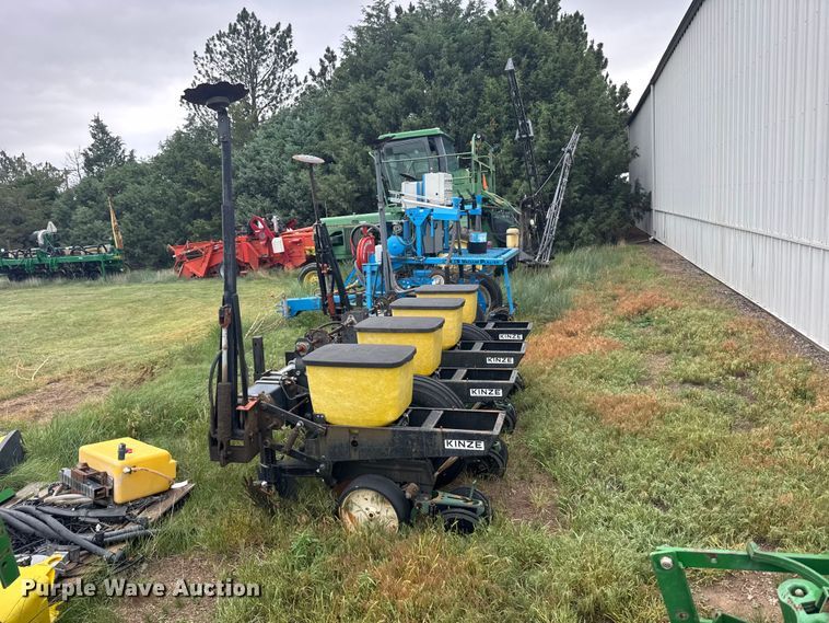 image for item EW4729 Kinze planter
