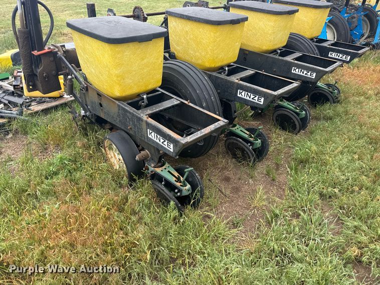 image for item EW4729 Kinze planter