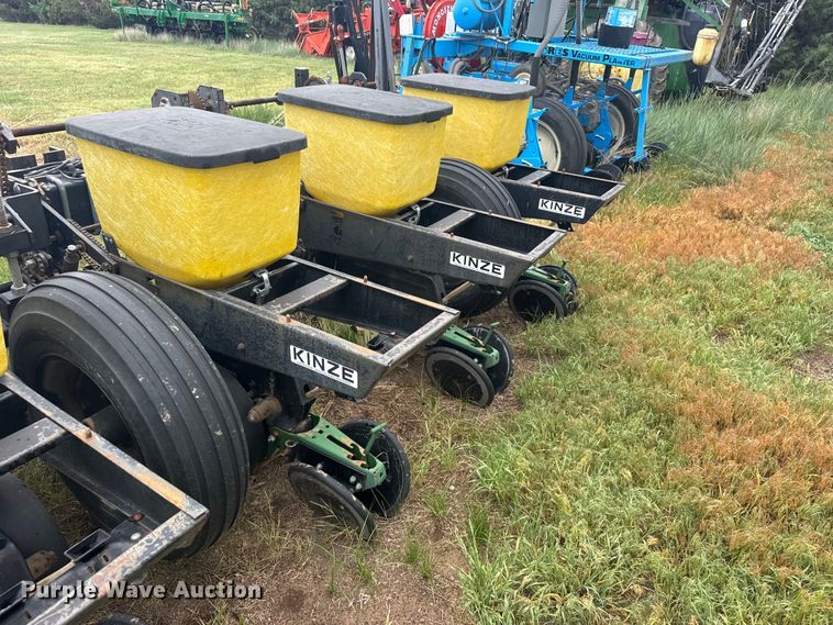 image for item EW4729 Kinze planter