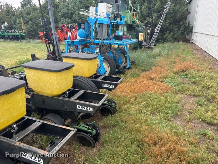 image for item EW4729 Kinze planter